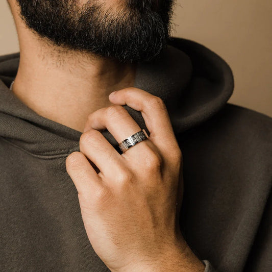 BAGUE HOMME GRAVÉE "AVEC LA DIFFICULTÉ VIENT LA FACILITÉ "