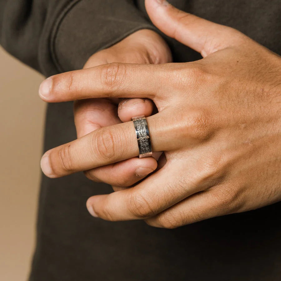 BAGUE HOMME GRAVÉE "AVEC LA DIFFICULTÉ VIENT LA FACILITÉ "